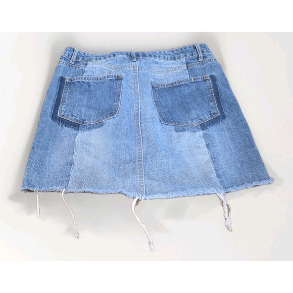 Dillard's Gianni Bini Denim Skirt Size Large Raw Hem Patch Work - Picture 2 of 5